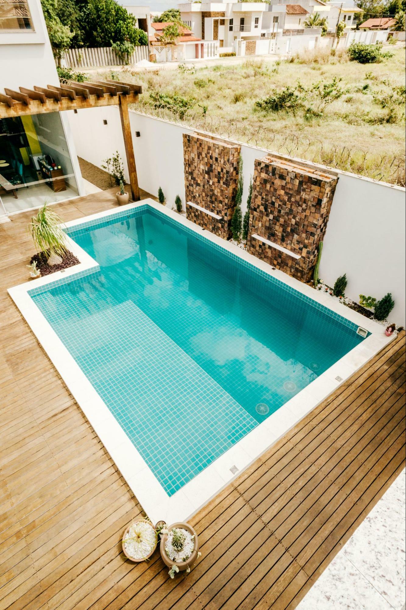 Modern Deck Design with Integrated Planters